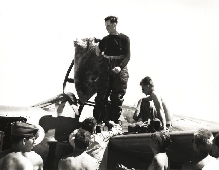 Le pilote d'essai Jack Woolams après l’établissement du record d'altitude (47.600 pieds dans un P-59), 1943