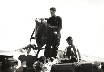 Le pilote d'essai Jack Woolams après l’établissement du record d'altitude (47.600 pieds dans un P-59), 1943