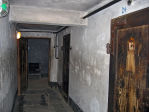 Le Block 11 du camp de concentration d'Auschwitz. Il y avait des chambres de torture spéciales. Les prisonniers y étaient logés par quatre dans une cellule. En raison du manque d'espace, ils étaient obligés de rester debout toute la nuit. Pendant la journée, ils étaient emmenés au travail. Diether. GNU Free Documentation License.