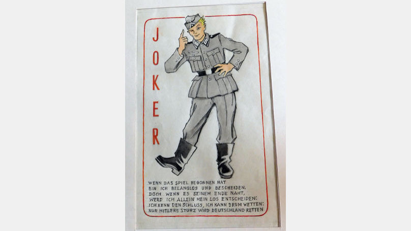 Le «joker» est représenté comme un simple soldat allemand. La légende dit: même si je suis dans le jeu depuis longtemps et invisible, le moment venu je deviens la carte la plus importante, car je prends des décisions moi-même