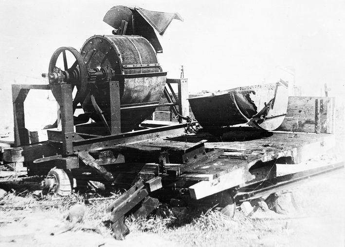 Le broyeur d'os est une machine pour broyer les os des cadavres brûlés. Région de Lvov, 1944. Archives d'État russes des documents cinématographiques et photographiques.