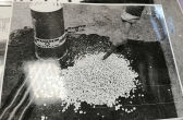 Boîte et granulés du pesticide Zyklon B, utilisé pour massacrer des personnes dans des chambres à gaz dans plusieurs camps de concentration.