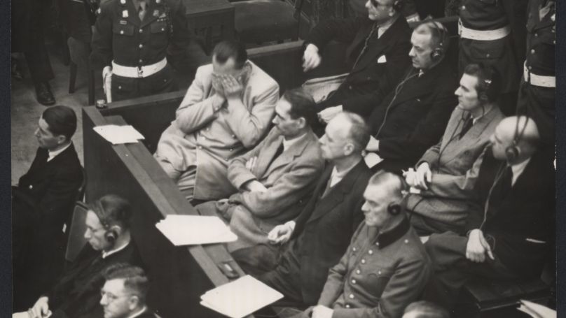 Le banc des accusés dans la salle du tribunal de Nuremberg. Au premier rang: Hermann Goering (visage couvert), Rudolf Hess, Joachim von Ribbentrop, Wilhelm Keitel. Au deuxième rang : Karl Dönitz, Erich Raeder, Baldur von Schirach, Fritz Saucke.