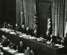 Dans la salle, sous les drapeaux des quatre puissances (URSS, États-Unis, Royaume-Uni et France), étaient alignés des sièges pour les membres du tribunal militaire international. 