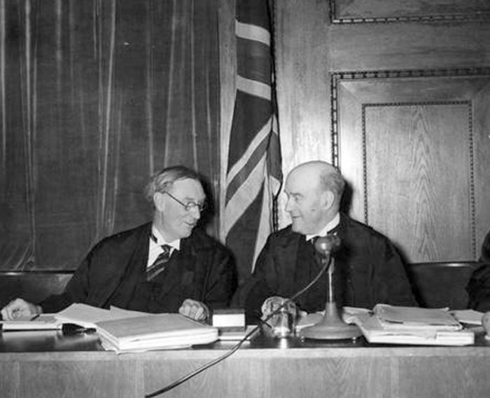 Juges britanniques: Norman Birkett et Geoffrey Lawrence, président du tribunal