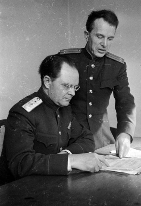 Le général de division Iona Nikitchenko et le lieutenant-colonel Alexandre Voltchkov, membres du tribunal militaire international pour l’URSS, examinent les documents d’accusation. 