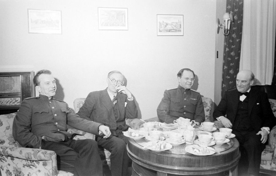 Réception chez le général de division Iona Nikitchenko, représentant du tribunal pour l’URSS. De gauche à droite: Alexandre Voltchkov, Geoffrey Lawrence, Iona Nikitchenko, Norman Birkett. 