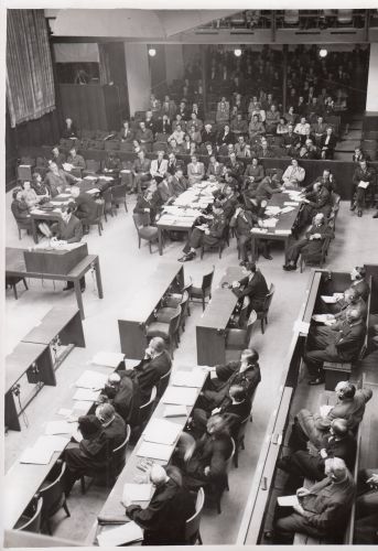 Ces douze «procès successeurs» ont été menés par des tribunaux militaires américains, et non par le tribunal militaire international, mais se sont déroulés dans les mêmes salles du palais de justice de Nuremberg.