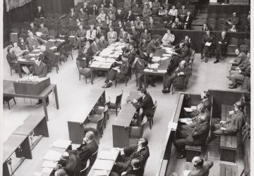 Ces douze «procès successeurs» ont été menés par des tribunaux militaires américains, et non par le tribunal militaire international, mais se sont déroulés dans les mêmes salles du palais de justice de Nuremberg.