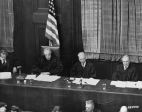 Juges au procès Flick, le cinquième des 12 «procès successeurs» (de gauche à droite): Frank Richman, Charles Sears, William Christianson et Richard Dixon. 