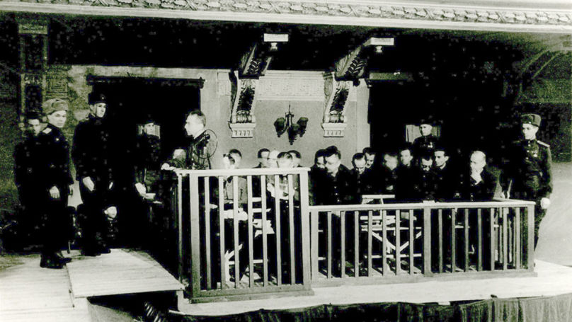 Le procès de Novgorod a eu lieu du 7 au 18 décembre 1947 pour juger dix-neuf militaires allemands, menés par les généraux Kurt Herzog et Rupprecht. Les prévenus répondaient de crimes de guerre perpétrés pendant l’occupation des territoires soviétiques: destruction de villes, massacres de civils et de prisonniers de guerre soviétiques. Tous les accusés ont été déclarés coupables et condamnés à vingt-cinq ans de travaux forcés. Après la mort de Staline, ceux qui étaient encore en vie en 1956 ont été rapatriés en Allemagne.