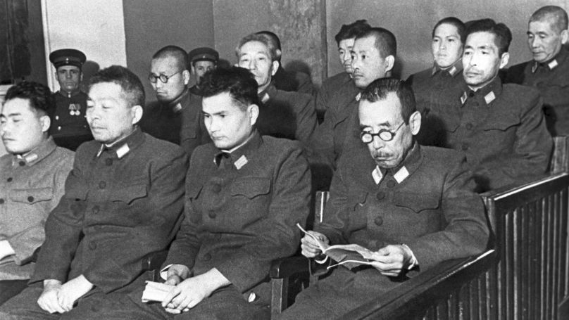 Les prévenus lors du procès d’anciens membres de l’armée japonaise accusés d’avoir préparé l’utilisation des armes bactériologiques, Khabarovsk, les 25-30 décembre 1949.