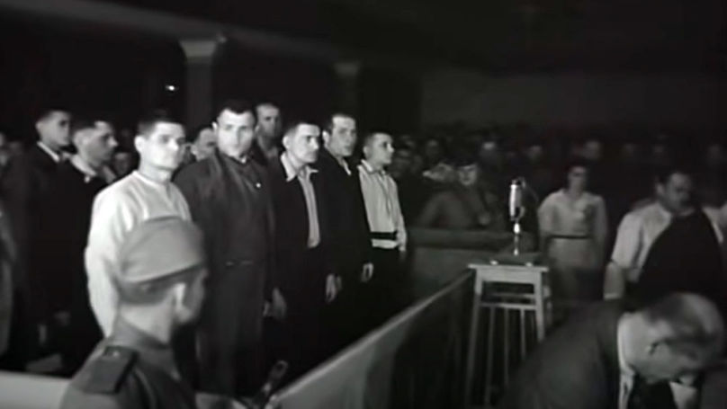 Les prévenus au procès des collaborateurs des occupants allemands à Krasnodar. Treize citoyens soviétiques qui avaient servi dans les unités auxiliaires du Sonderkommando 10a, principalement sur les Gaswagen, ont été jugés. Image tirée du film documentaire Le Verdict du Peuple (1943).