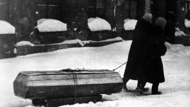 Siège de Leningrad. Des habitants de la ville transportant un cercueil sur un traîneau.
