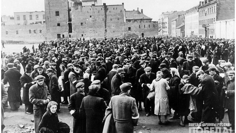 Vue générale du marché du ghetto de Varsovie.