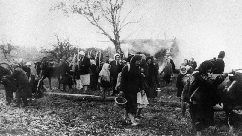 Des habitants d’un village détruit par les punisseurs partent dans les bois, 1942.