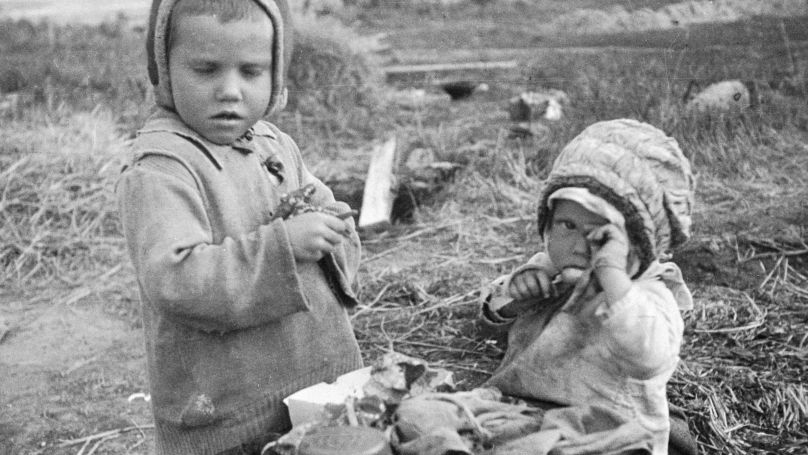 Enfants près d’une maison détruite dans un village biélorusse, 1944.