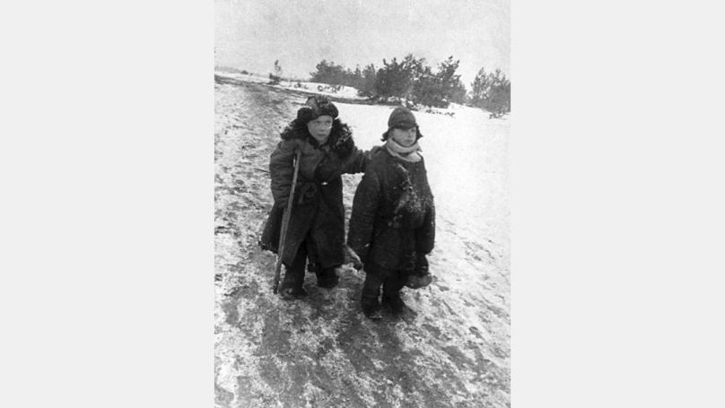 Des orphelins dont les parents sont morts ou ont été torturés à mort dans les camps allemands, Biélorussie, 1944.