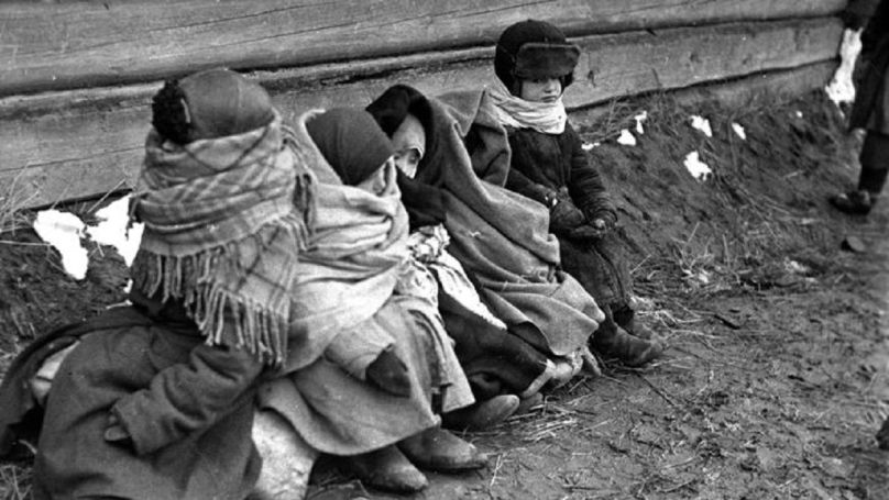 Des enfants restés orphelins après que leurs parents sont morts de faim ou ont été torturés à mort dans un camp de concentration dans les marais de Polésie, Biélorussie, 1944.