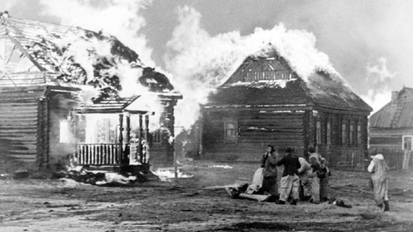 Vue d’un village en feu occupé par les nazis, 1941.