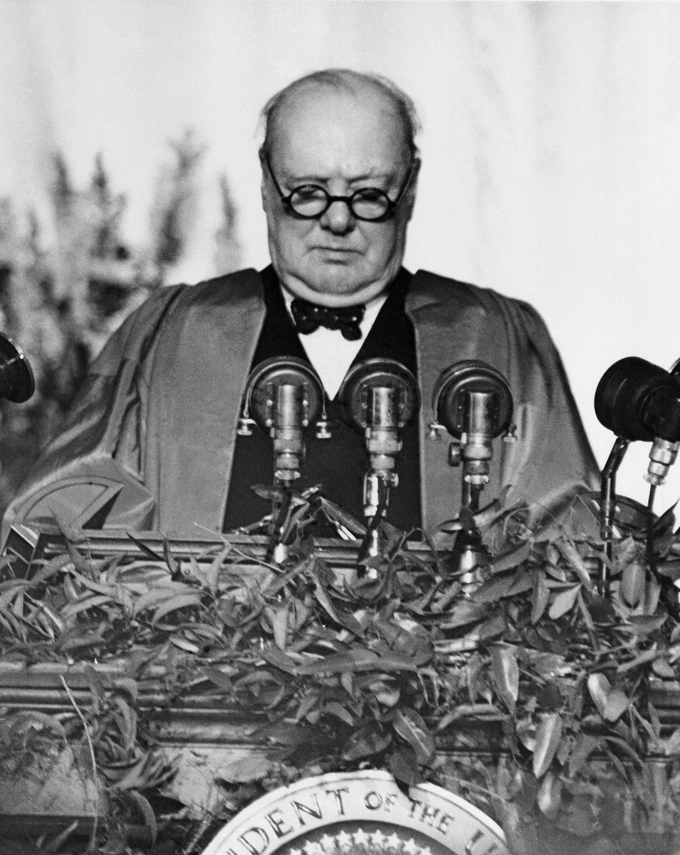 1 речь у черчилля в фултоне. Черчилль Фултонская речь 1946. Фултонская речь Уинстона Черчилля. Уинстон Черчилль выступление 1946.