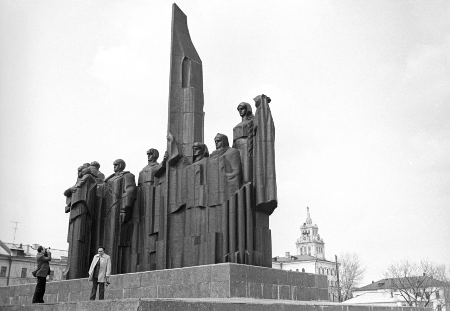 Фрагменты монумента. Мемориал защитникам Воронеж. Площадь Победы Воронеж. Памятник воинам освободителям в Воронеже в центре. Памятник на площади Победы Воронеж черно белый.