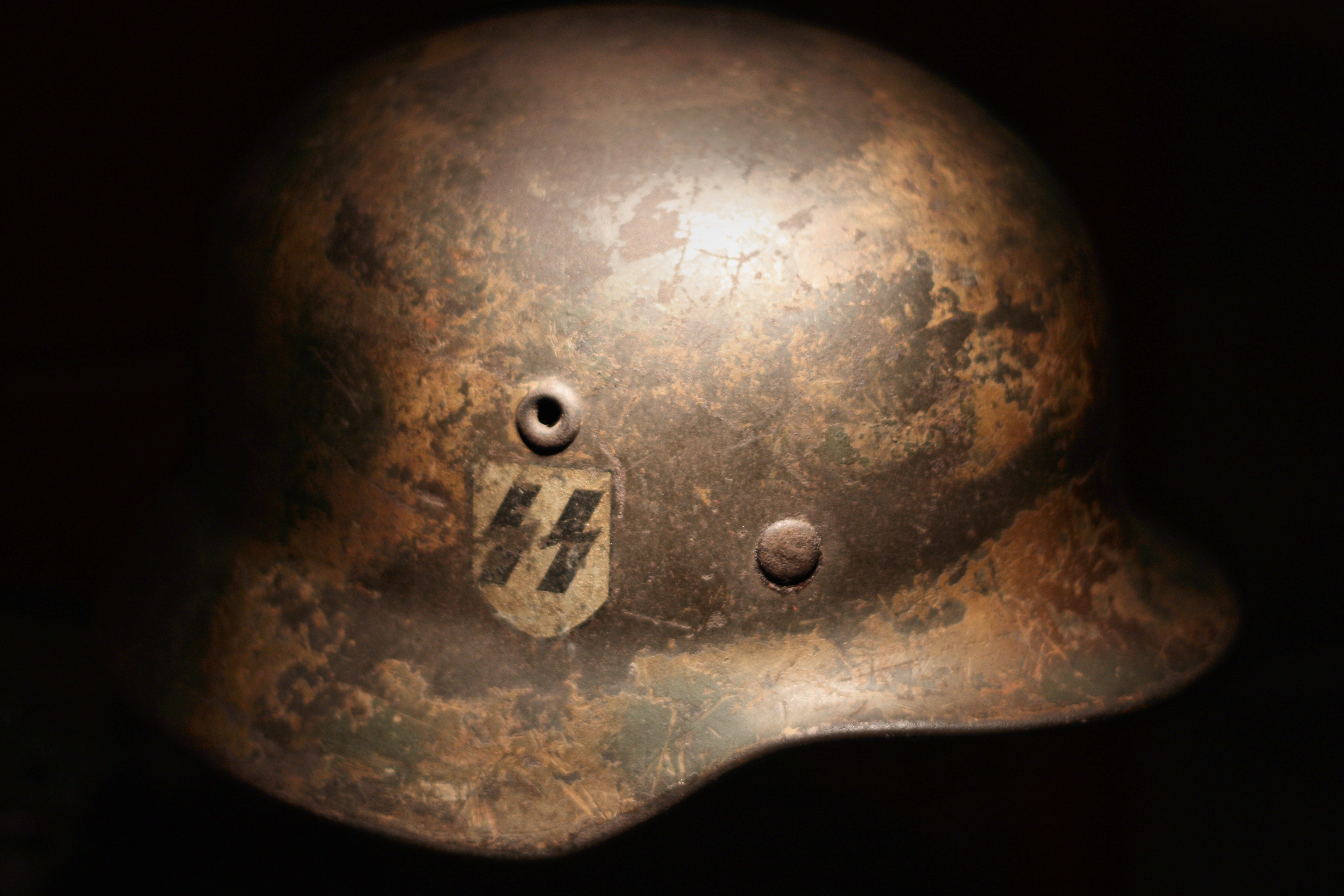 SS-Stahlhelm // Wolfmann // Creative Commons Attribution 2.0 Generic